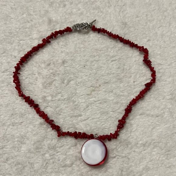 Red Rose Coral Bead Lucite Round Pendant Toggle Clasp 22 Inch Necklace - Picture 4 of 7